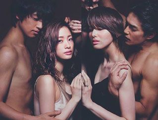 进球如麻、奋力拼搏的女孩}