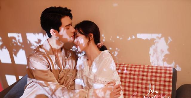 离婚后，美女总裁倒追我}
